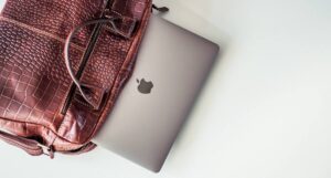 MacBook w eleganckiej torbie