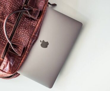 MacBook w eleganckiej torbie
