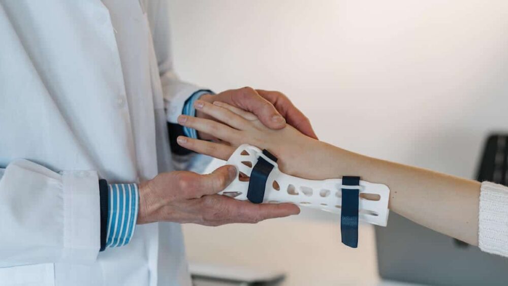 Lekarz zakładający stabilizator na nadgarstek