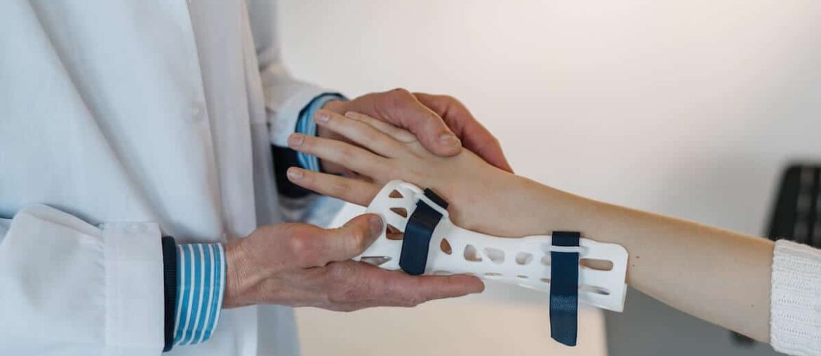 Lekarz zakładający stabilizator na nadgarstek