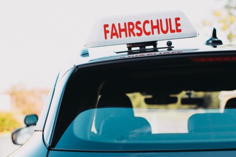 Niemiecka szkoła nauki jazdy (fahrschule)