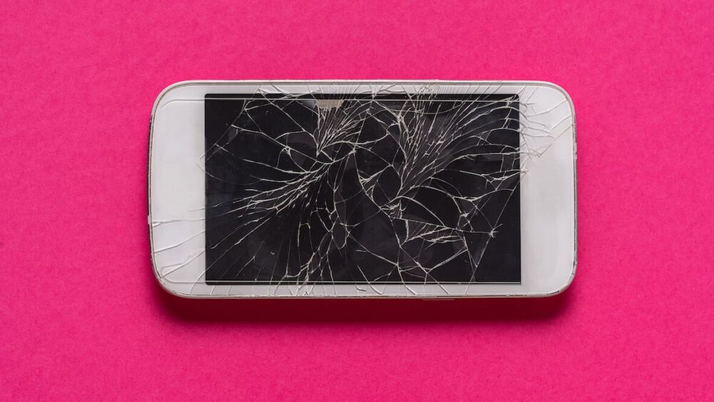 Pęknięty ekran w iPhone? To jeszcze nie koniec Twojego telefonu