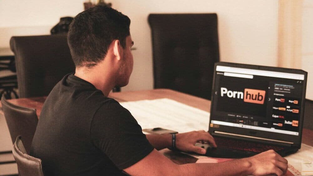 Pornhub wstrzymał pornografię we Francji – zainteresowanie VPN-ami potężne!