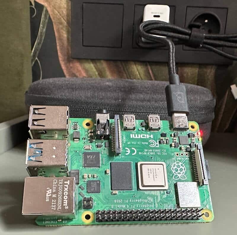 Moje skonfigurowane Raspberry Pi podłączone ładowarką do telefonu. Widać świecące się diody